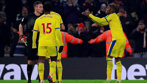 Wilfried Zaha bị đuổi vì vỗ tay trêu ngươi trước mặt trọng tài