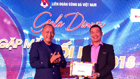 Ông Phạm Thanh Hùng, Ủy viên BCH VFF trao phần quà may mắn cho nhà báo Nguyễn Mạnh Tùng của báo Bóng đá        Ảnh: ĐỨC CƯỜNG