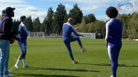  Eden Hazard trổ tài tâng bóng bầu dục khiến đồng đội lác mắt