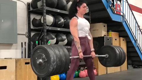 Cô gái gây sốt khi nâng tạ 184 kg