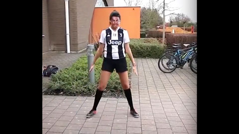 Clip chế: Ronaldo cột tóc đuôi gà sút bóng kỹ thuật