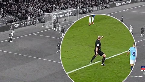 Trọng tài Mike Dean gây sốt với hành động thổi pen cho Man City