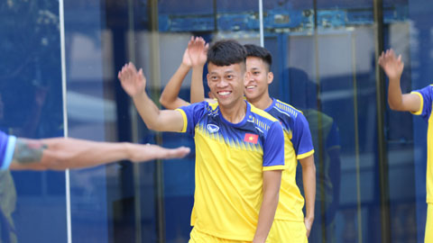 U22 Việt Nam hứng thú với team building bên hồ bơi khách sạn