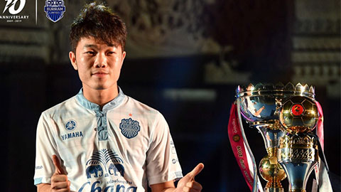 Xuân Trường rạng ngời bên cạnh Cúp vô địch của Buriram