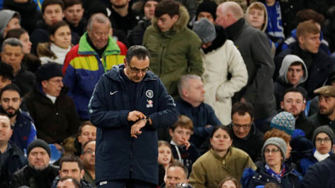 CĐV Chelsea chửi bới Sarri náo loạn khán đài