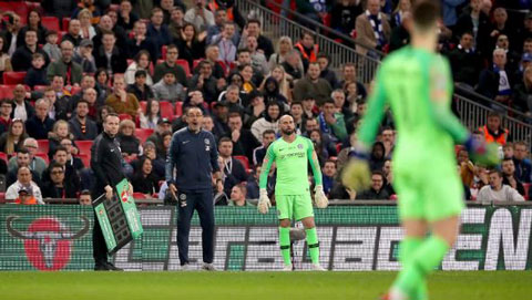 HLV Sarri nổi điên khi thủ môn Kepa không chịu rời sân 