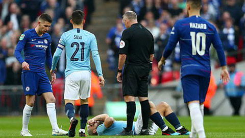 Dằn mặt Aguero, Jorginho phạm lỗi nhanh nhất lịch sử trên sân Wembley