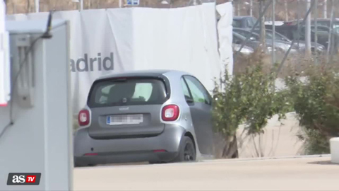 HLV Solari quay đầu xe trốn CĐV Real sau thất bại trước Barca