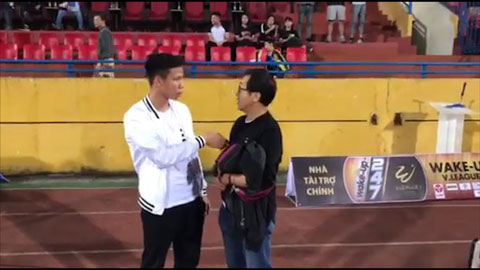 HLV Lee Young Jin tươi cười động viên Quế Ngọc Hải