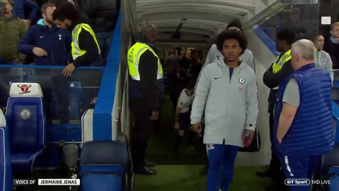 Willian như gặp phải ma khi đi ra từ đường hầm Tottenham 