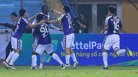 Cầu thủ Hà Nội FC thi triển tiqui-taca ghi bàn mãn nhãn