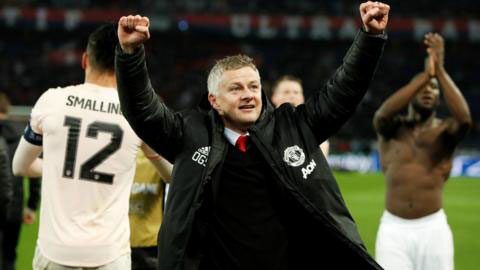 Solskjaer và các học trò ăn mừng điên dại sau chiến tích trước PSG