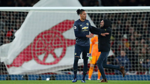 Fan cuồng Arsenal lao vào sân đẩy Smalling trêu ngươi