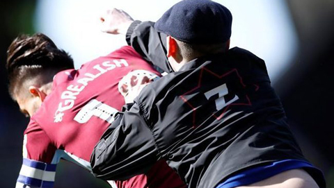 Sao Aston Villa bị CĐV chạy vào sân đấm ngã dúi dụi
