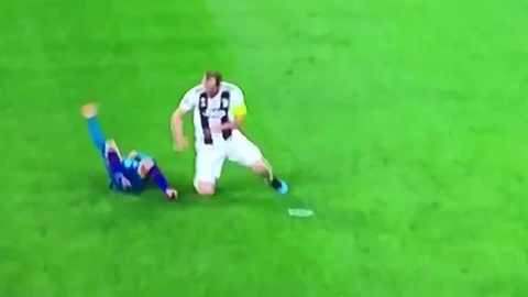Nổi khùng, Morata đẩy ngã Chiellini cuối trận