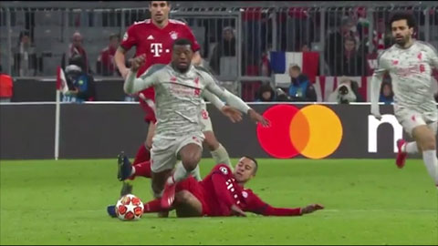 Martinez cố tình giẫm lên chân Wijnaldum