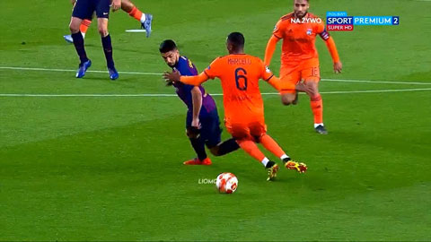  Suarez khiến cầu thủ Lyon ngơ ngác khi xỏ háng mà không cần chạm vào bóng
