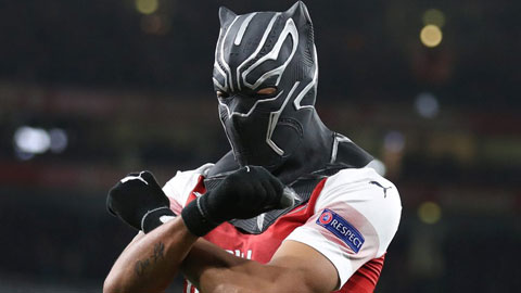 Aubameyang đeo mặt nạ Siêu anh hùng ăn mừng vì tình yêu quê hương