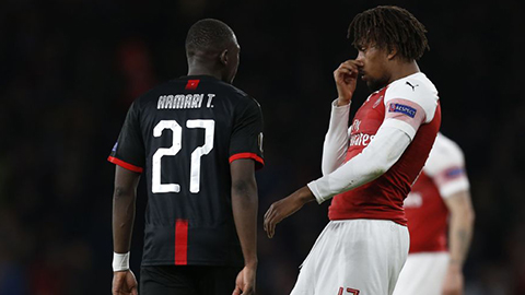 Alex Iwobi bịt mũi chê cầu thủ Rennes hôi miệng