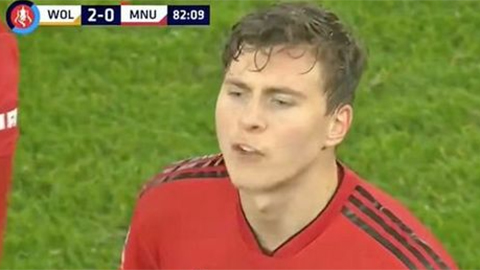 Bị đuổi, Lindelof văng tục chửi rủa các cầu thủ dự bị của Wolves