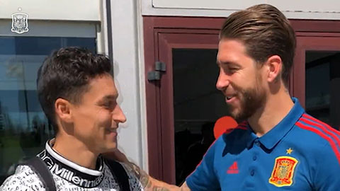 Ramos đứng ở cửa chào đón từng đồng đội lên tập trung ĐTQG