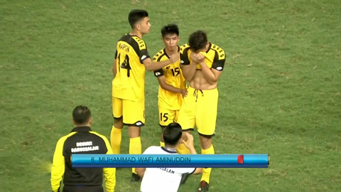 Đạp chân Quang Hải, cầu thủ Brunei khóc nức nở nhận thẻ đỏ rời sân