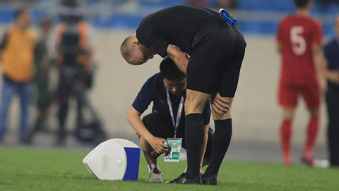 Hy hữu: Trọng tài chấn thương sau pha va chạm với cầu thủ U23 Brunei 