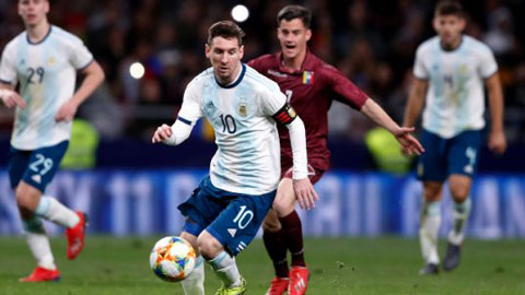 Messi rê bóng dễ ợt từ giữa sân qua 3 cầu thủ Venezuela