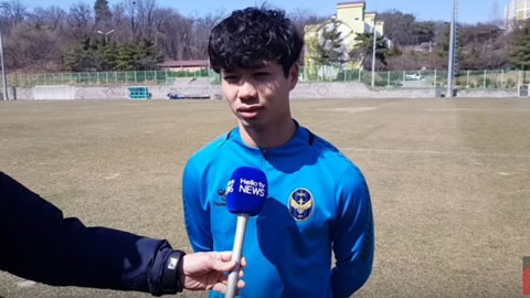  Công Phượng bắn tiếng Anh rồi chuyển sang tiếng Việt trước đài Hàn Quốc