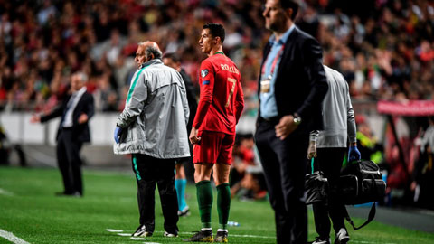  Ronaldo dính chấn thương, phải rời sân sau 30 phút thi đấu