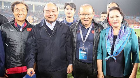 Thủ tướng Chính phủ, Chủ tịch Quốc hội xuống sân chúc mừng U23 Việt Nam