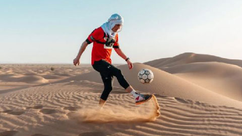 Cầu thủ vừa đi vừa tâng bóng 100km quanh sa mạc Sahara