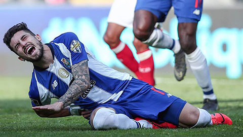 Cầu thủ Porto chấn thương hông lãng xẹt vì diễn sâu khi đá 11m