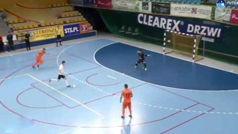 Đá phạt kiểu Panenka trên sân futsal đẹp như Messi