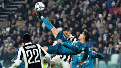 1 năm trước, Ronaldo lập siêu phẩm khó tin vào lưới Juventus
