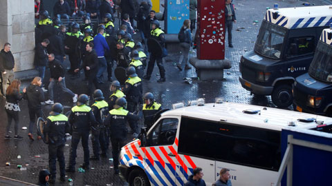 120 fan Juve bị bắt giữ vì mang vũ khí và tấn công fan Ajax