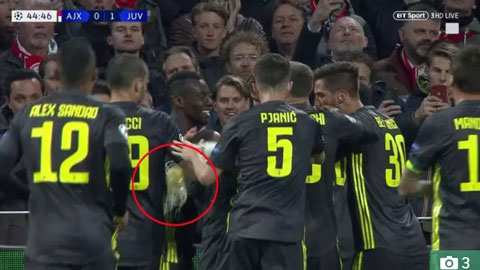Ronaldo bị ném cốc nhựa khi ăn mừng bàn thắng