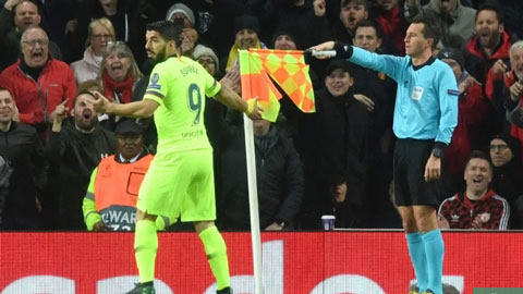 Suarez từ ngơ ngác đến cười tươi sau pha phản lưới của Luke Shaw