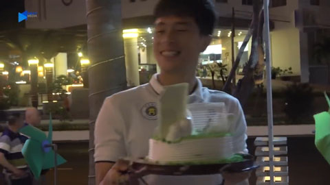 Xúc động với bữa tiệc sinh nhật fan tổ chức cho Đình Trọng