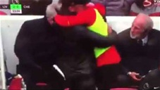 Klopp bế Shaqiri rồi ném anh xuống đất sau tuyệt phẩm của Salah
