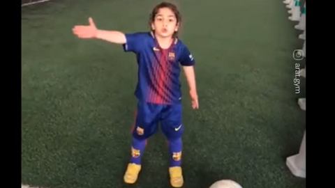 Fan girl nhí Barca trổ tài sút bóng, rê bóng cực đỉnh