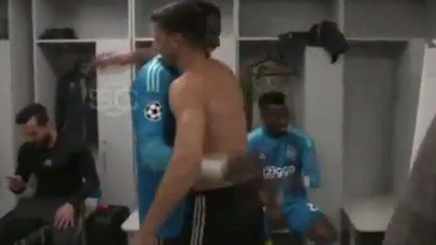 Cầu thủ Ajax ăn mừng điên dại sau chiến thắng trước Juve