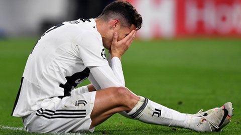 Lần đầu bị loại ở tứ kết sau 10 năm, Ronaldo ôm mặt khóc nức nở