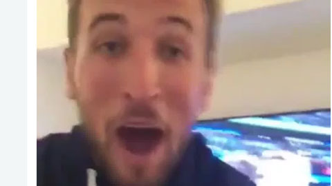 Harry Kane gào thét ăn mừng dù phải xem Tottenham thắng qua TV