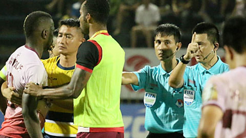 Đội trưởng Sài Gòn FC bị đuổi vì đấm Mạc Hồng Quân