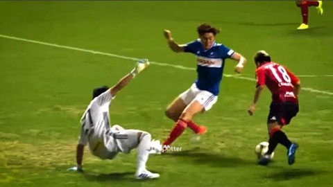 'Messi Thái' lừa cả hậu vệ và thủ môn đối phương ghi bàn tại Nhật