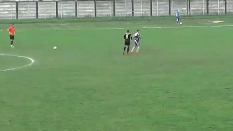 Thủ môn sút phạt từ 40m gỡ hòa cho đội nhà phút cuối