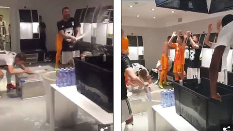Các cầu thủ Juventus quậy tưng bừng trong phòng thay đồ