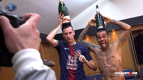 Tràn ngập Champagne ngày PSG ăn mừng chức vô địch lần thứ 8