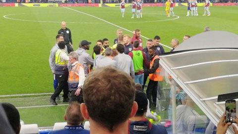 Cầu thủ Chelsea đá trợ lý HLV Burnley sau trận